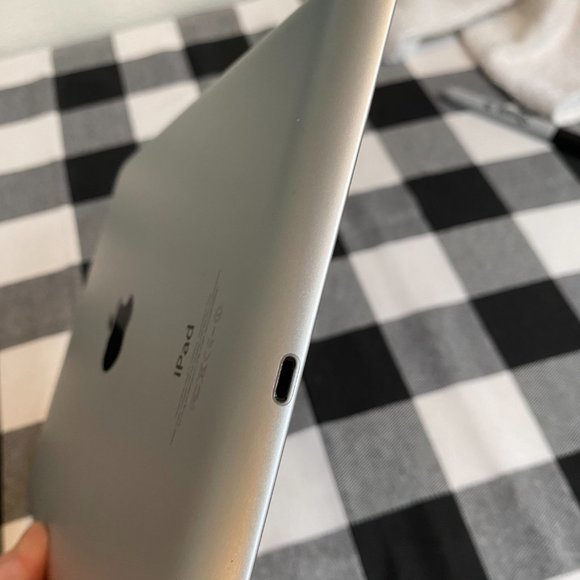 APPLE Ipad - 64GB Wifi & Cellular Model, with Bluetooth ANKER Keyboard Case - Picture 9 of 13